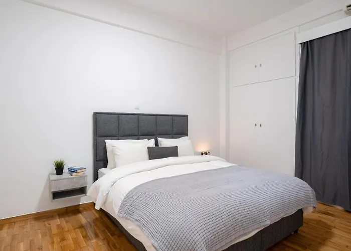 City Center Apt. On A Traffic Free Street